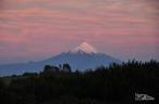 O céu se pinta de violeta sobre o vulcão Osorno, na incrível imagem de fim de tarde em Puerto Varas, no sul do Chile
